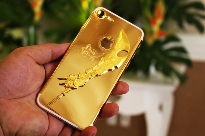 iPhone 7 bản "long đao" có dung lượng bộ nhớ 128 GB, được chế tác theo đơn đặt hàng của một nhà phát hành game tại Việt Nam. Máy trị giá gần 80 triệu đồng, là giải thưởng cho một game mà hãng này mới ra mắt.