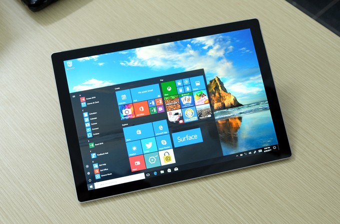 Surface Pro 2017 pin 13,5 tiếng về Việt Nam