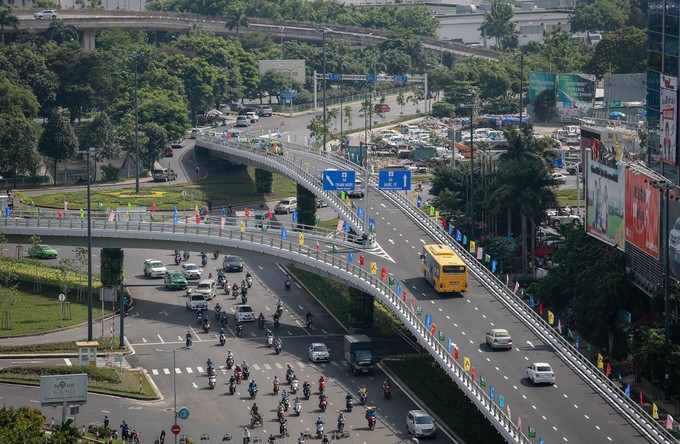 Cầu vượt vào sân bay Tân Sơn Nhất thông thoáng ngày khánh thành