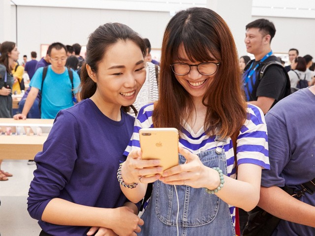 Khách hàng Đài Loan thích thú trải nghiệm sản phẩm tại cửa hàng Apple Store đầu tiên trong khu vực.