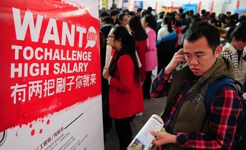 Một tân cử nhân đang đọc thông báo tuyển dụng lương cao của một công ty ở Liễu Thành, một thành phố trực thuộc tỉnh Sơn Đông, đông bắc Trung Quốc. Ảnh: Xinhua.
