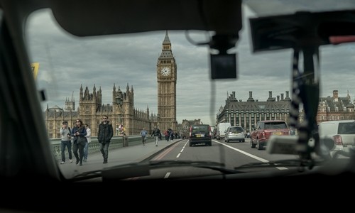 Số tài xê của Uber hiện gần gấp đôi tài xế taxi ở London. Ảnh: NYT
