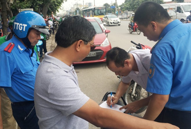 Thanh tra Sở GTVT Hà Nội đánh giá, xe Grab, Uber vi phạm cả trên đường lẫn công tác điều hành.