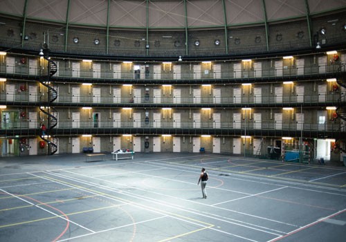 Nhà tù De Koepel in Haarlem, phía tây Hà Lan, được cải tạo thành nơi cư trú tạm thời cho người nhập cư. Ảnh: New York Times.