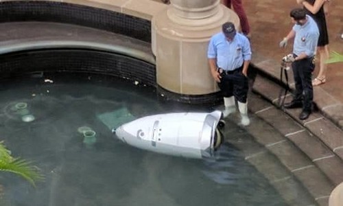 Robot an ninh Knightscope K5 "chết đuối" trong đài phun nước. Ảnh: Twitter.