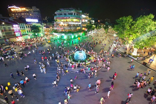 Quận Hoàn Kiếm đề xuất chỉ tổ chức không gian đi bộ Hồ Gươm vào các tối cuối tuần, thay vì từ tối thứ sáu đến tối chủ nhật như hiện nay. Ảnh: Giang Huy.