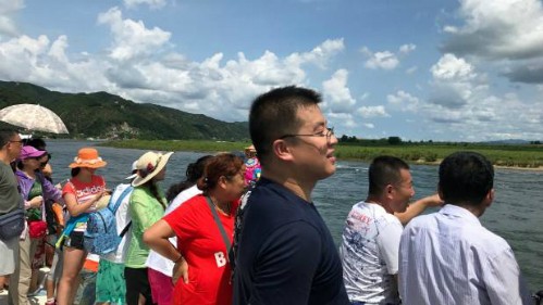 Khách Trung Quốc đi thuyền trên sông Áp Lục. Ảnh: Reuters.