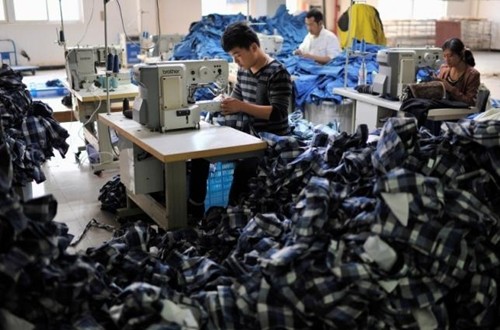 Công nhân Trung Quốc làm việc trong một nhà máy ở An Huy. Ảnh: Reuters