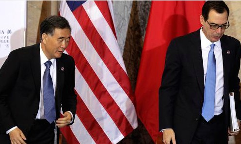Bộ trưởng Thương mại Trung Quốc và Mỹ trong cuộc đối thoại song phương tháng trước. Ảnh: Reuters