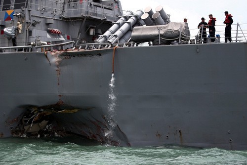 Lỗ thủng trên vỏ tàu USS John S. McCain. Ảnh: Reuters.