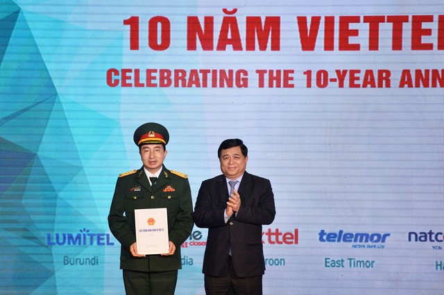 Tổng giám đốc Mytel - Nguyễn Thanh Nam (trái) trong buổi nhận giấy phép đầu tư sang Myanmar dịp kỷ niệm 10 năm đầu tư nước ngoài của Tập đoàn Viettel
