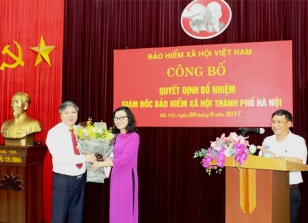 Thứ trưởng, Tổng giám đốc BHXH Việt Nam Nguyễn Thị Minh trao quyết định bổ nhiệm cho ông Nguyễn Đức Hòa. Ảnh Tuoitrethudo.vn