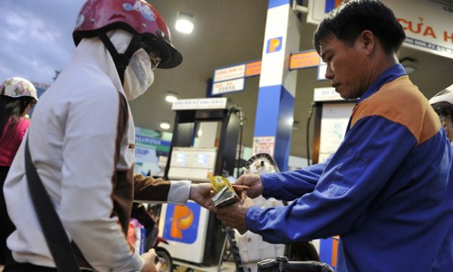 Giá xăng dầu bán lẻ trong nước tiếp tục đứng trước áp lực tăng giá. Ảnh: G.H