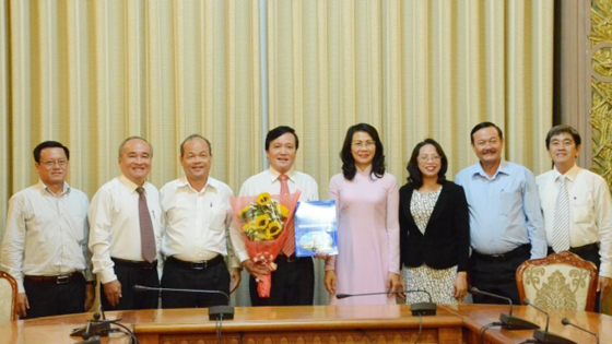 Đồng chí Phùng Công Dũng nhận quyết định bổ nhiệm chức vụ Chủ nhiệm Ủy ban về người Việt Nam ở nước ngoài TPHCM. Ảnh: KỲ LÂM