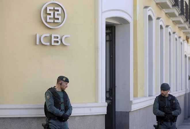 Cảnh sát Tây Ban Nha trong một cuộc đột kích trụ sở Ngân hàng Công thương Trung Quốc (ICBC) ở Madrid, (Nguồn: thepeninsulaqatar.com)
