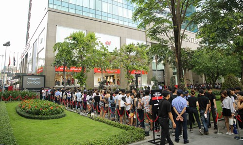 Hơn 4.000 người sắp hàng trong ngày đầu tiên H&M ra mắt tại TP HCM.