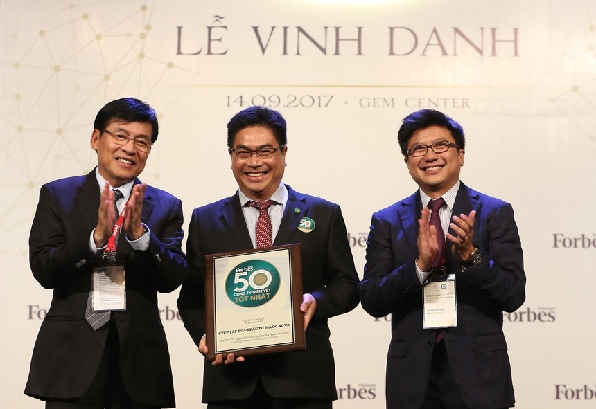 Ông Bùi Xuân Huy, Tổng giám đốc Tập đoàn Novaland nhận chứng nhận  “Top 50 công ty niêm yết tốt nhất” năm 2017.