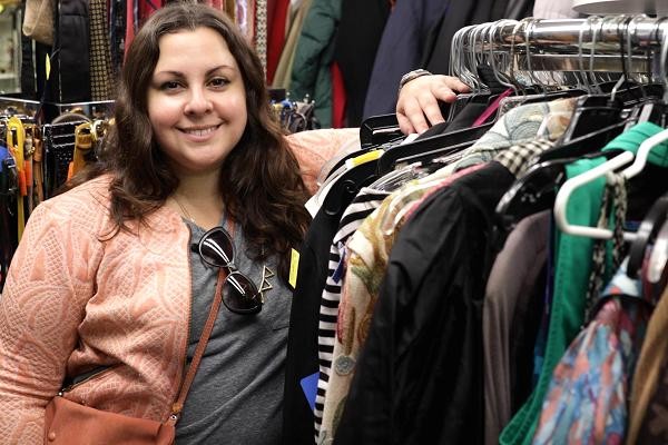 Natalie Gomez, 35 tuổi, dành khoảng 10 tiếng mỗi tuần để mua quần áo tại các cửa hàng và bán lại chúng trên trang web của mình. (Nguồn: CNBC)