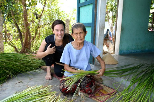 Rebekah chụp ảnh cùng một cụ già tại Việt Nam. Ảnh: Rebekah Voss.