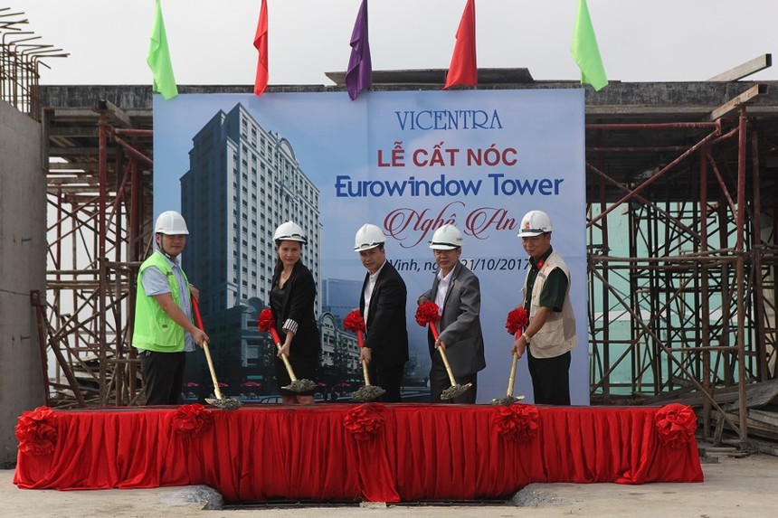 Đại diện chủ đầu tư, tổng thầu thi công, giám sát tiến hành nghi lễ cất nóc dự án Eurowindow Tower Nghệ An.