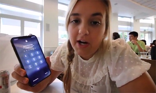 Brooke Amelia Peterson quay video bên trong nhà ăn của Apple.