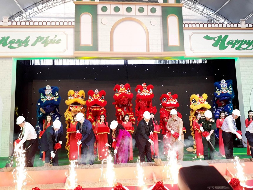Các đại biểu thực hiện nghi thức khởi công một số hạng mục trọng điểm của Dự án Happyland Việt Nam