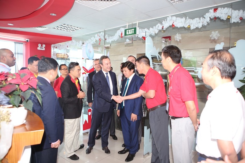 Chủ tịch kiêm Tổng giám đốc điều hành Tập đoàn Airbus thăm nhân viên Vietjet.