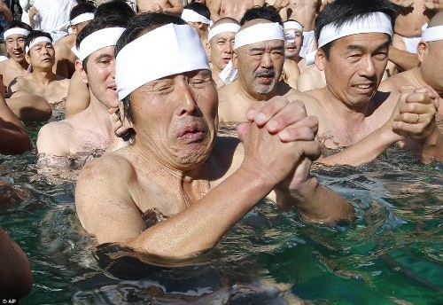 Tắm nước đá là nghi thức bắt nguồn từ Thần đạo, tôn giáo truyền thống của người Nhật Bản