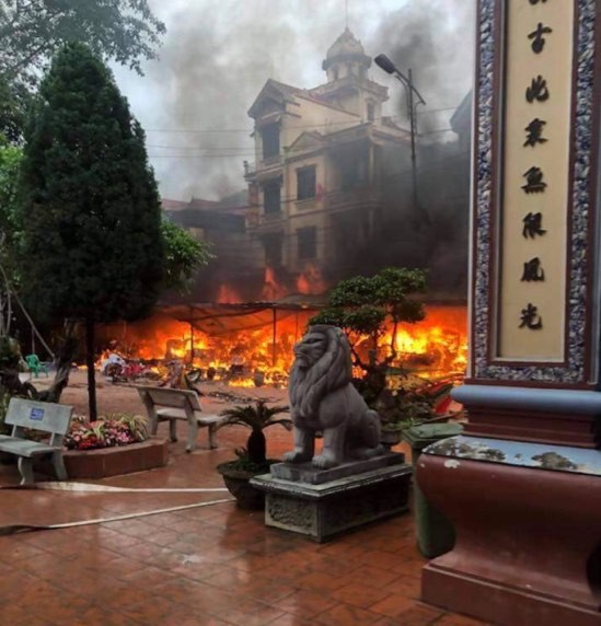 Hiện trường vụ cháy sáng ngày mùng 5 Tết trong khuôn viên đền Mẫu thị trấn Đồng Đăng (huyện Cao Lộc, Lạng Sơn). (Ảnh: Quỳnh Chi)