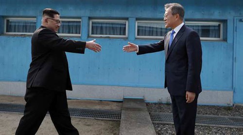 Lãnh đạo Triều Tiên và Hàn Quốc bắt tay ở đường phân giới tại khu phi quân sự. Ảnh: AFP.