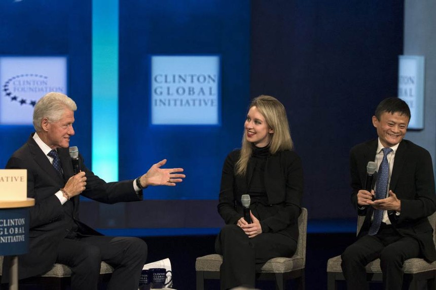 Nữ giám đốc điều hành trẻ tuổi Elizabeth Holmes (giữa) từng nổi tiếng đến mức được mời trò chuyện với Bill Clinton và Jack Ma - Ảnh: Internet