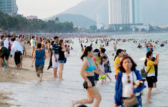Hàng nghìn người đổ về bãi biển Nha Trang trong lễ 30/4