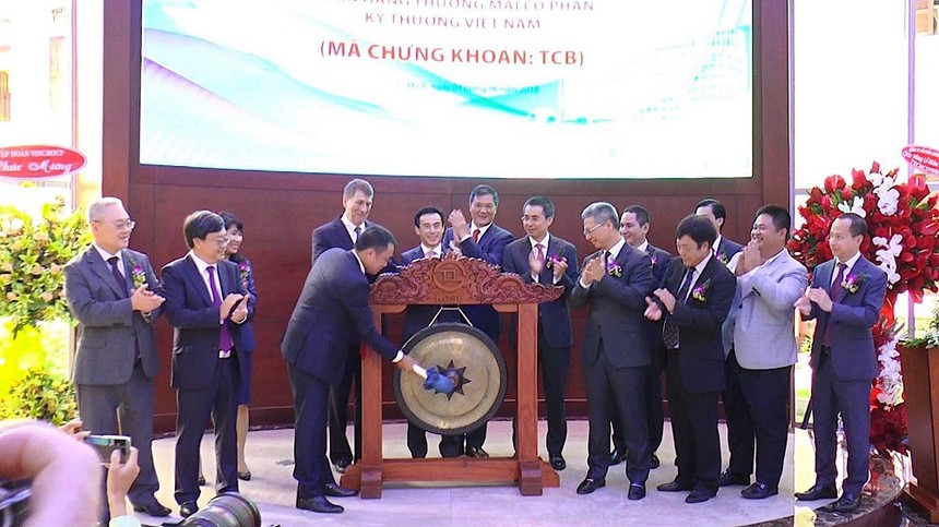 Chủ tich HĐQT Hồ Hùng Anh đánh tiếng cồng chào mừng cổ phiếu TCB chính thức giao dịch.