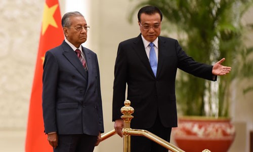 Thủ tướng Malaysia Mahathir Mohamad (trái) và Thủ tướng Trung Quốc Lý Khắc Cường tại lễ đón ở Bắc Kinh hôm 20/8. Ảnh: AFP.