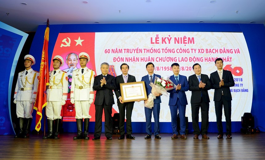 Ông Bùi Phạm Khánh – Thứ trưởng Bộ Xây dựng trao tặng Huân chương Lao động Hạng Nhất (lần thứ 3) cho Tổng công ty Xây dựng Bạch Đằng.