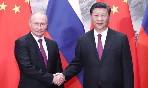 Chủ tịch Trung Quốc Tập Cận Bình (phải) bắt tay Tổng thống Nga Vladimir Putin tại Diễn đàn Kinh tế Phương Đông hôm qua. Ảnh: Xinhua.