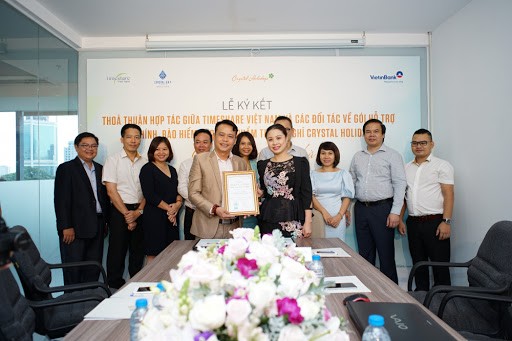 Đại diện Timeshare Việt Nam và Đại diện Công ty Bảo hiểm Vietinbank Chi nhánh Đông Đô trong buổi lễ kí kết.
