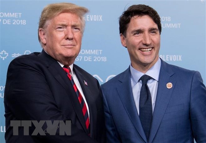Thủ tướng Canada Justin Trudeau (phải) và Tổng thống Mỹ Donald Trump tại cuộc gặp ở Quebec (Canada) ngày 8/6. (Ảnh: AFP/TTXVN).