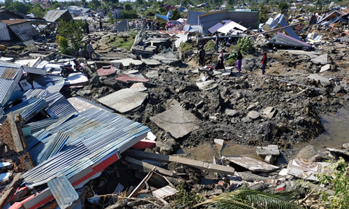 Cảnh tan hoang tại thành phố Palu sau trận động đất gây sóng thần hôm 28/9. Ảnh: Reuters.
