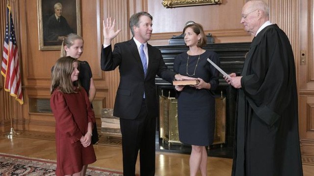 Ông Brett Kavanaugh giơ tay tuyên thệ trở thành tân thẩm phán Tòa Tối cao Mỹ (Ảnh: Tòa Tối cao Mỹ).