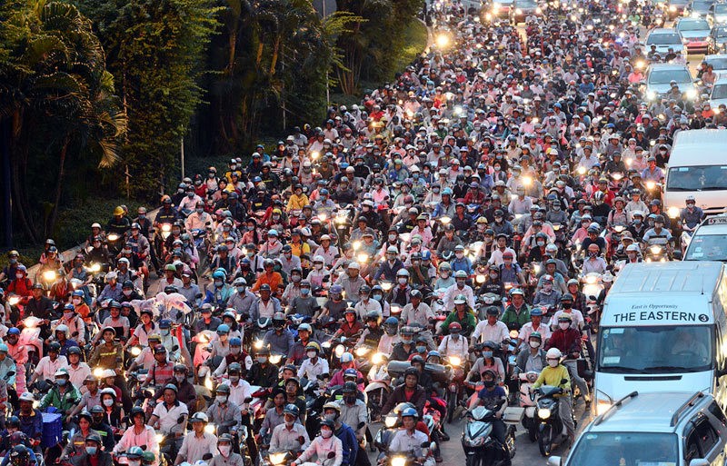 Tại Việt Nam, xe máy vẫn đóng vai trò là phương tiện đi lại chủ đạo.