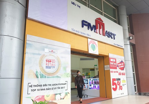 Các siêu thị Fivimart đã gỡ logo AEON (phía trên, bên trái) để chuẩn bị thay đổi theo nhận diện thương hiệu Vinmart. Ảnh: Minh Sơn.