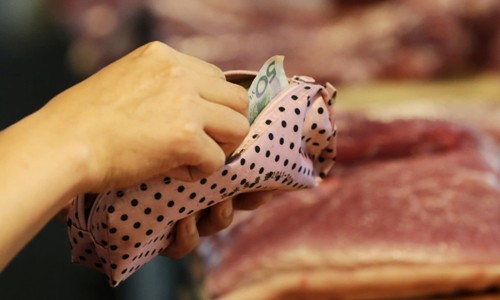 Người Trung Quốc có thể phải móc ví nhiều hơn cho các mặt hàng thiết yếu như thịt lợn, dầu ăn. Ảnh: Nikkei.