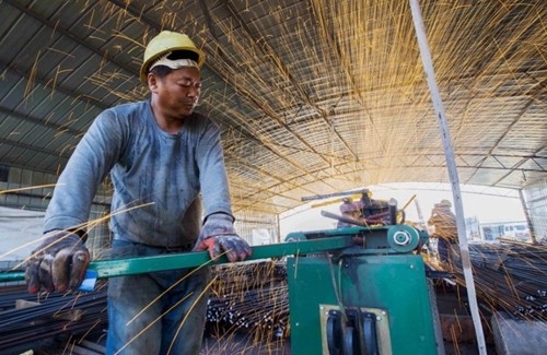 Công nhân Trung Quốc làm việc trong một công trường ở Giang Tô. Ảnh: Reutes