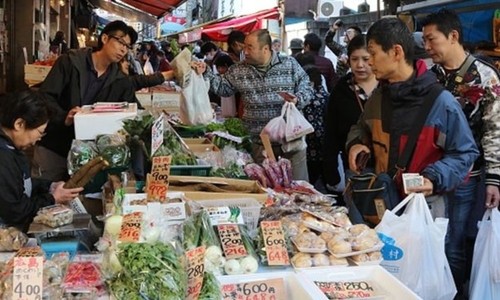 Người dân mua sắm tại một khu chợ ở Nhật Bản. Ảnh: AFP.