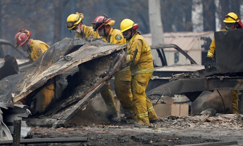 Lực lượng tìm kiếm người sống sót trong vụ cháy rừng Camp ở California hôm 13/11. Ảnh: AP.