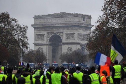 Phe "áo vàng" tập trung trước Khải Hoàn Môn trong cuộc biểu tình tại Paris hôm 1/12. Ảnh: AFP.