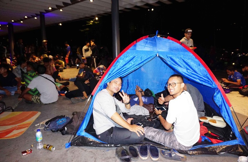 CĐV Malaysia cắm trại xuyên đêm mua vé chung kết AFF Cup