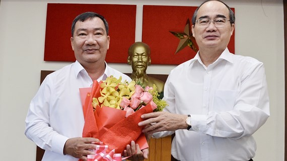 Bí thư Thành ủy TPHCM Nguyễn Thiện Nhân chúc mừng đồng chí Trần Văn Thuận giữ chức Bí thư Quận ủy Quận 2.