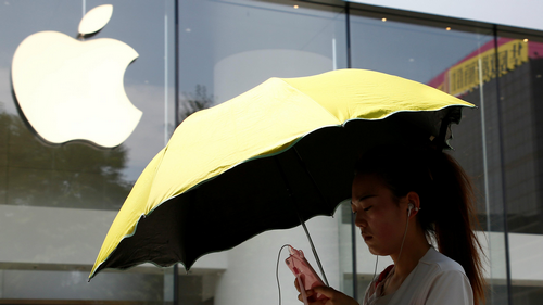 Lệnh cấm iPhone đánh vào tham vọng chinh phục thị trường Trung Quốc của Apple. Ảnh: QZ